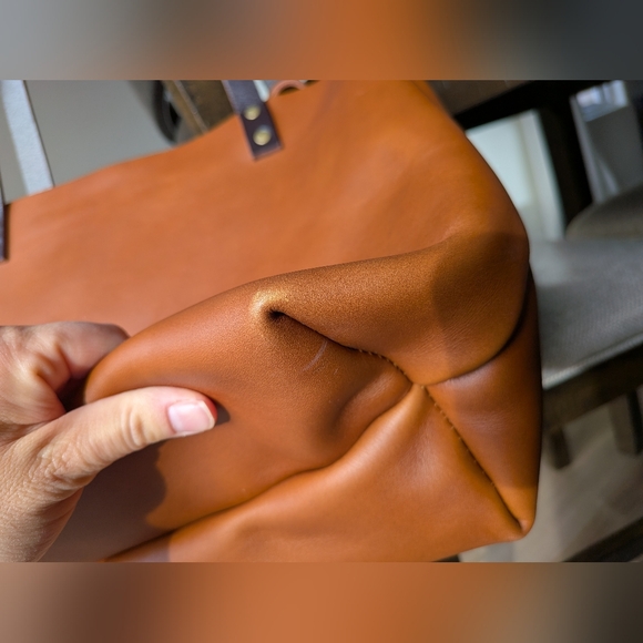 Portland Leather Honey Medium Classic Tote +Bonuses - Picture 5 of 14